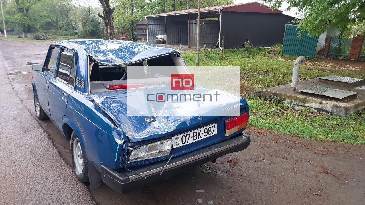 Ağac hərəkətdə olan avtomobilin üstünə aşdı – Xəsarət alanlar var