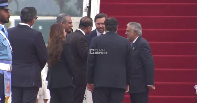 Diplomatiyada geyim mesajı: Pakistan marşalı Vensi mülki libasda qarşıladı