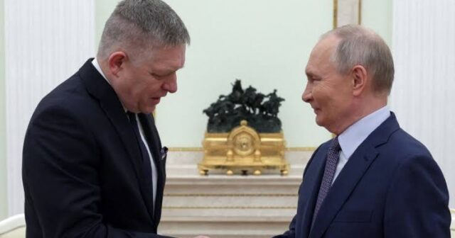 Fiso: “Rus xalqı yalnız ayaqqabı bağını bağlamaq üçün diz çökür”