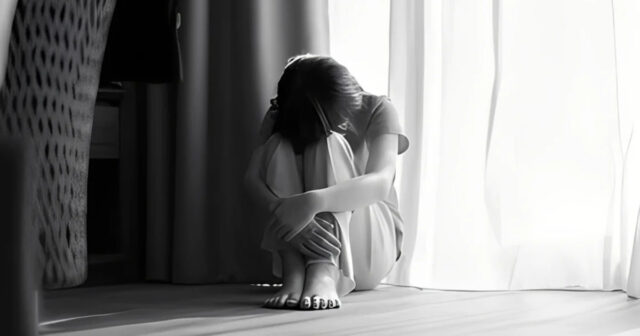 Biləsuvarda ana yemək üstündə qızını vəhşicəsinə döydü