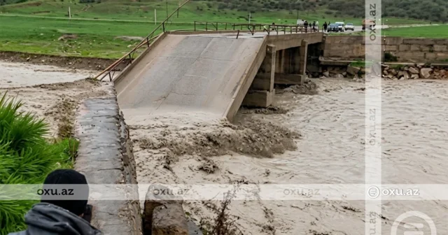 Güclü sel Siyəzəndə körpünü uçurdu – VİDEO