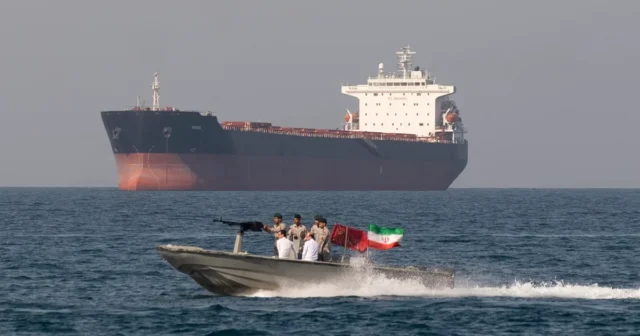 Hörmüz boğazında daha bir gəmi VURULDU