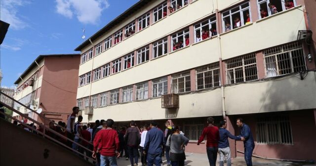 TƏCİLİ! Türkiyədə daha bir məktəbə HÜCUM edildi – FOTO, VİDEO