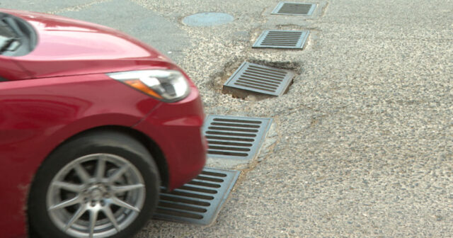 Bu yoldakı drenaj barmaqlıqları avtomobillərə ziyan vurur İDDİA – VİDEO