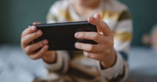 8 yaşlı uşaqdan ŞOK: Anasının kartından…