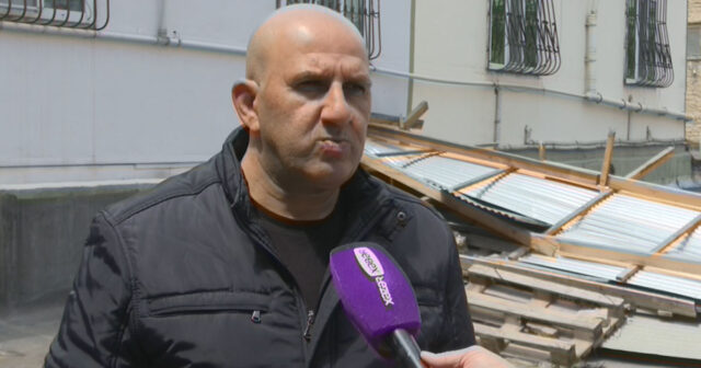 Bakıda güclü külək dövlət tərəfindən qorunan binanın dam örtüyünü uçurub – VİDEO