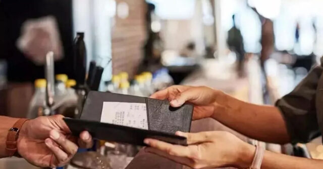 Restoranlarda gizli “tələ”: Müştərilərdən artıq pul necə alınır? – VİDEO