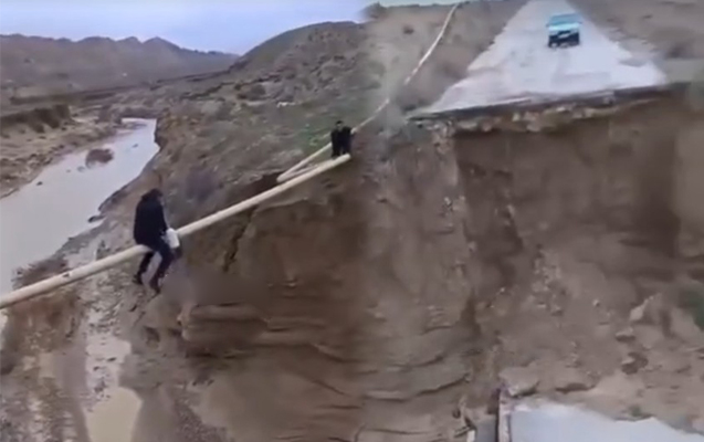 Qaradağda yolu sel apardı – Belə keçirlər -VİDEO