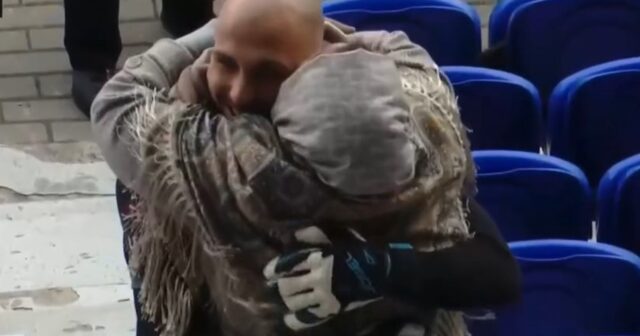 Qapıçı qol vurdu, tribunaya qaçıb anasını qucaqladı – Video
