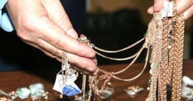 Bakıda evdən 7000 manatlıq qızıl oğurlandı