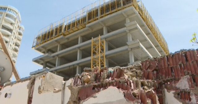 Bakıda tikinti şirkəti yaşayış olan evləri sökür? – VİDEO