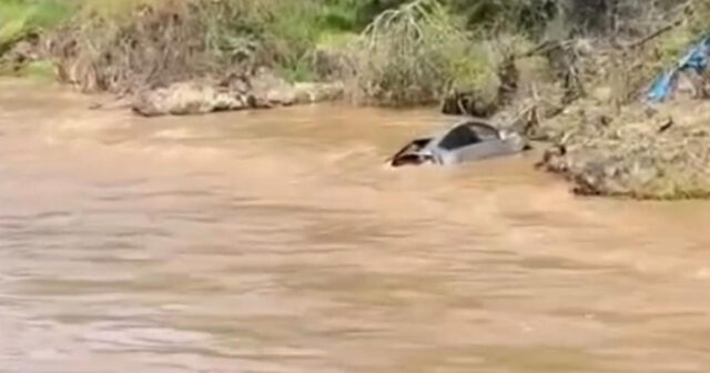 Avtomobili ilə birgə körpüdən çaya düşdü – VİDEO