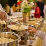 Toyda DƏHŞƏT: Ofisiant azyaşlı uşağı yanan sobaya atdı – Bu ölkədə