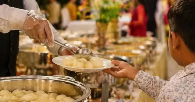 Toyda DƏHŞƏT: Ofisiant azyaşlı uşağı yanan sobaya atdı – Bu ölkədə