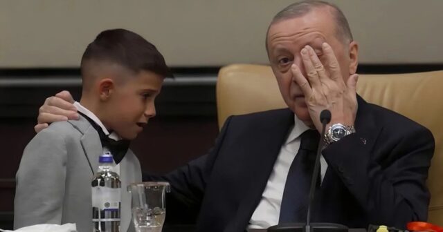 Ərdoğan göz yaşlarını saxlaya bilmədi – VİDEO