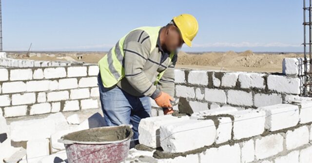 İşlədiyi evin ikinci mərtəbəsindən yıxılıb öldü