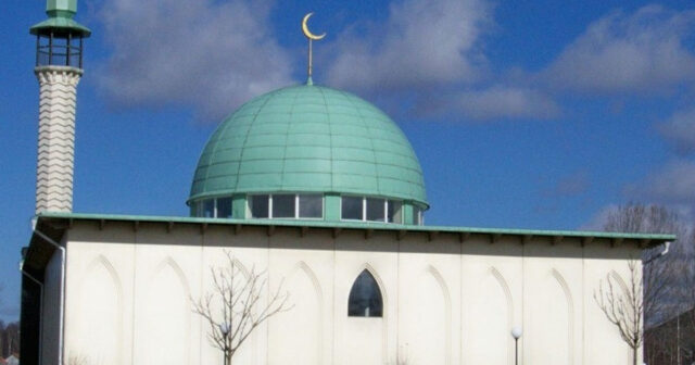 Məscidə qanla xaç çəkildi: müsəlmanlara açıq təhdid