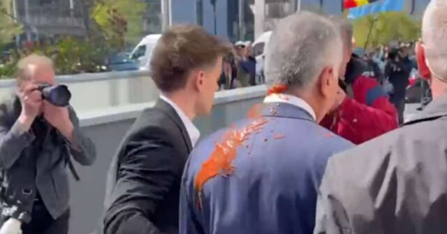 Şahın oğlunun üstünə ketçup tökdülər – VİDEO