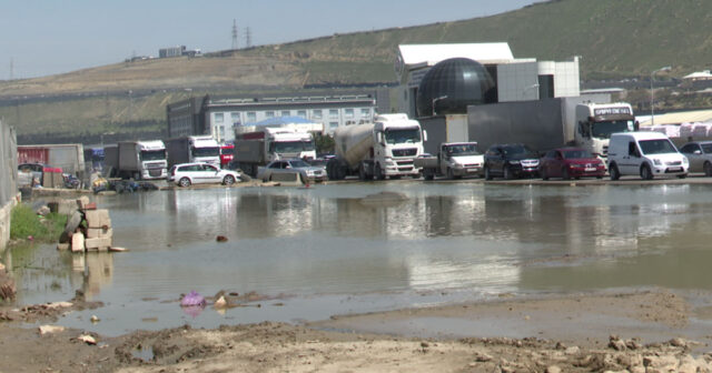 İntensiz yağışdan sonra Lökbatan yolu dağılıb, hərəkət çətinləşib – VİDEO İntensiz yağışdan sonra Lökbatan yolu dağılıb, hərəkət çətinləşib – VİDEO