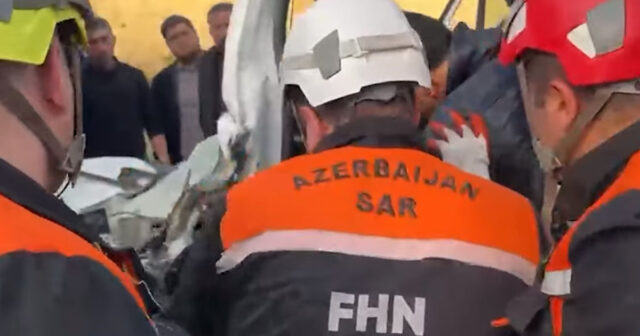 Qəzaya düşən sürücü belə xilas edildi — VİDEO