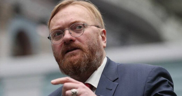 Azərbaycanın əleyhinə danışan deputatı səhnədə söydülər – VİDEO