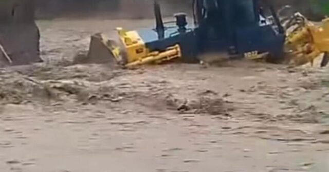 Sel traktoru sürücü ilə birlikdə apardı – VİDEO
