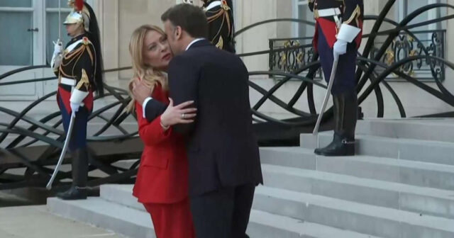 Makronun Melonini qarşılaması DİQQƏT ÇƏKDİ – VİDEO