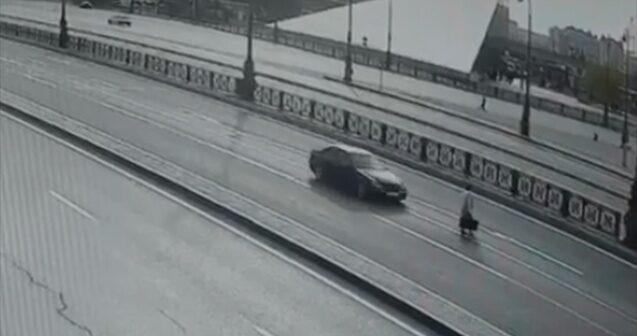 Arxayın şəkildə yolu keçən piyada qəza qurbanı oldu – VİDEO