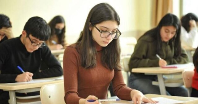 Keçid balları ilə bağlı abituriyentlərə ŞAD XƏBƏR