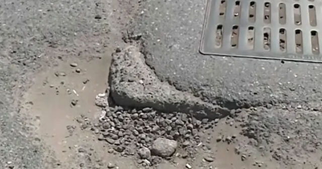 Binəqədi-Balaxanı yolunda sürücülərin kabusu: Çuxurlar maşınları sıradan çıxarır – VİDEO