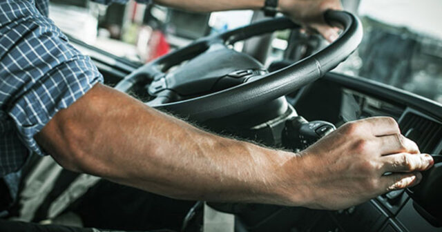 Avtobus sürücüsü sükan arxasında öldü