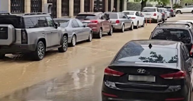 Bakıda boru partladı, küçəni su basdı – Video