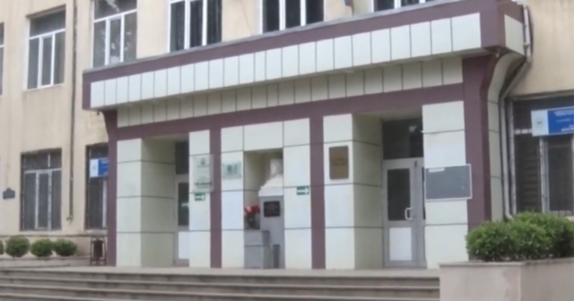 Bakıda şagird məktəbdə özünə xəsarət yetirdi – VİDEO