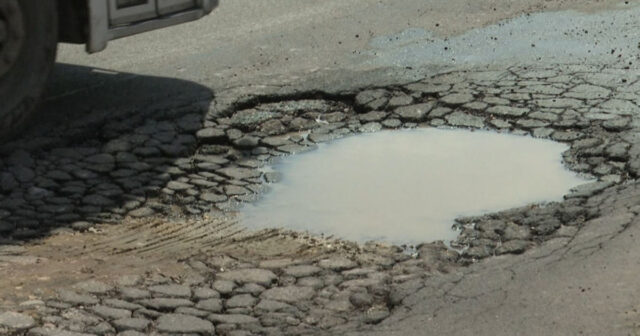 Ukrayna dairəsinin avtobus zolağında iri çuxurlar – VİDEO
