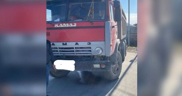 “Kamaz”ı geriyə sürərkən ağır qəza törətdi – Qadın öldü