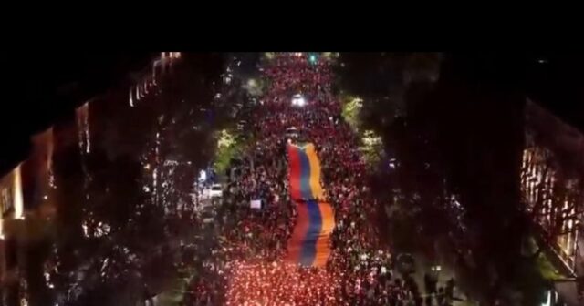 İrəvanda Türkiyə bayrağına od vuruldu