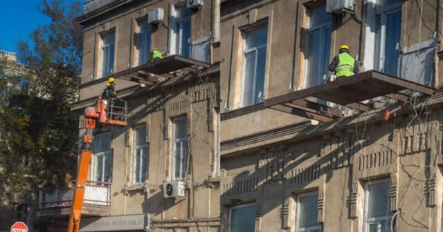 Bakının mərkəzində tarixi binaya MÜDAXİLƏ – VİDEO
