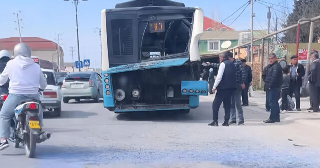 Binə qəsəbəsində ağır qəza: “KamAZ” avtobusa çırpıldı – VİDEO Binə qəsəbəsində ağır qəza: “KamAZ” avtobusa çırpıldı – VİDEO
