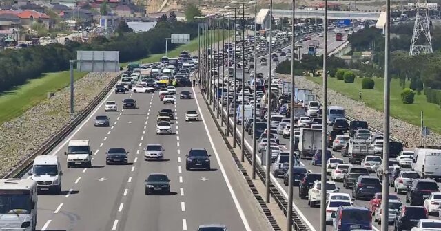 Aeroport şosesində qəza: hər iki istiqamətdə sıxlıq yaranıb
