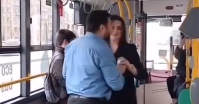 Azərbaycanda maraqlı hadisə: Avtobusda evlilik təklifi etdi – VİDEO